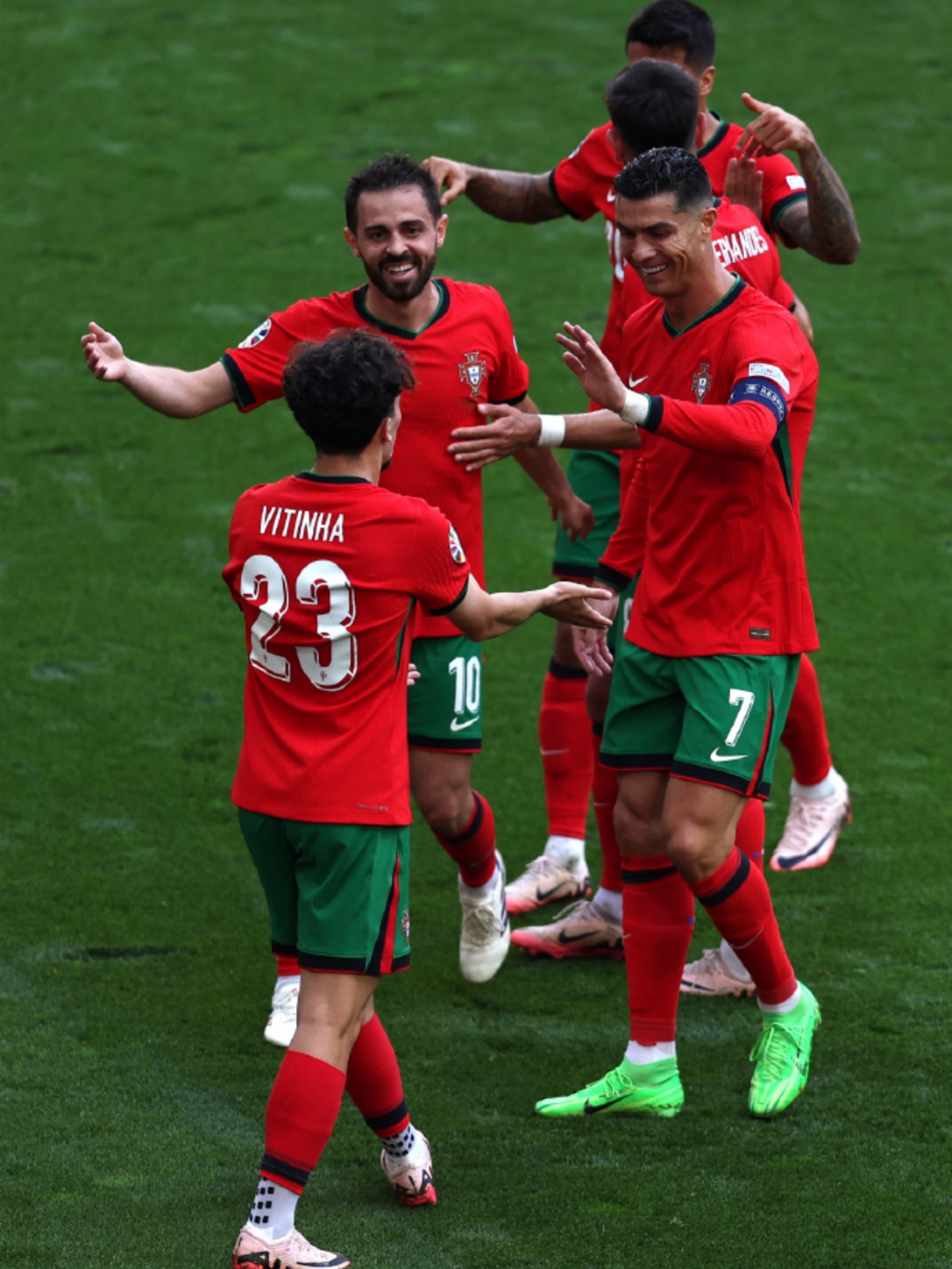 葡萄牙队逆转英格兰队，波尔扛起全队